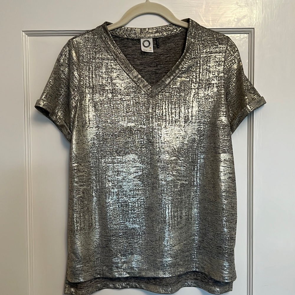 Akemi + Kin metallic tee